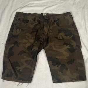 True Religion Green and Brown Camo Cargo Shorts! Size 42